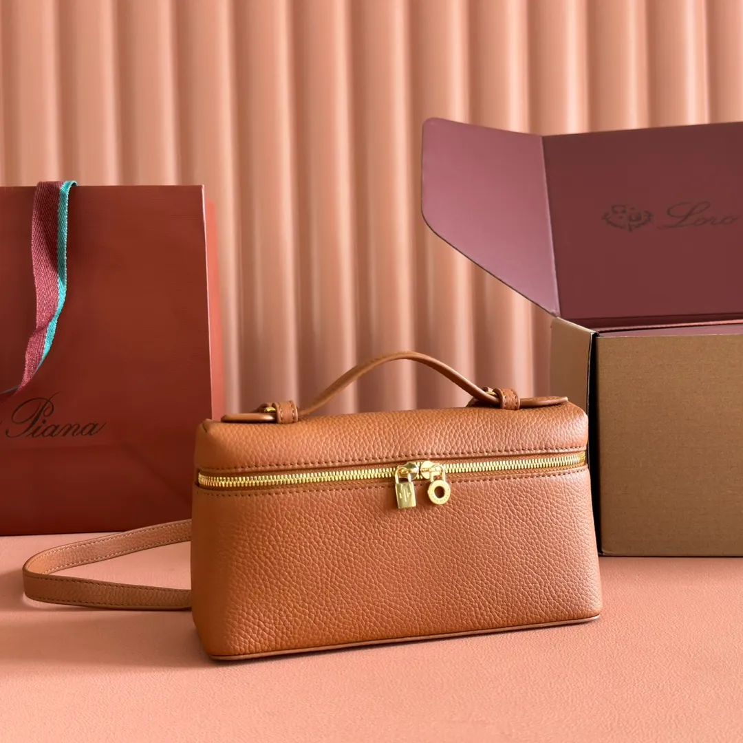 p1160💋💋💋【Original leather configuration counter complete set of packaging】 𝐋𝐨𝐫𝐨 𝐏𝐢𝐚𝐧@ Extra pocket L19 series handbag/crossbody bag, all steel, the most comfortable life is the undefined life, just like loro The material design of pian@ does not require complicated design styles. The simple and soft outline is elegant and durable, like an exquisite cosmetic case, which perfectly balances appearance and functionality. The leather is delicate and feels as soft as butter. The small bag has a large capacity. It is not only portable with a thin shoulder strap, but can also be worn cross-body. Sisters who have a special liking for minimalist style can buy it. It is simple and versatile. The simpler, the more different. Stars and Instagram celebrities are all planting it. There are two sizes of 19 cm and 27 cm. One is exquisite and casual, and the other is elegant and grand. Size: Small: length 19×width 7×height 12cm (